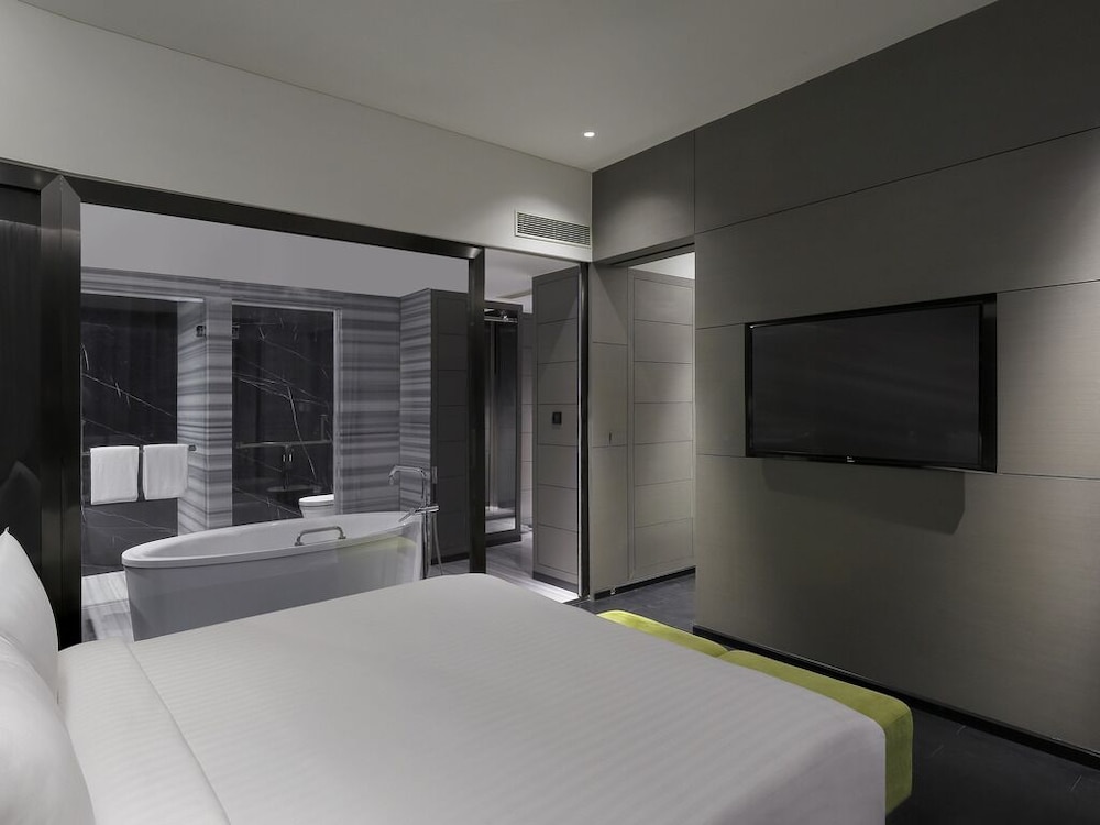 SUITE DE LUJO CON TRASLADO AL AEROPUERTO DE IDA - SALÓN DE ESTAR SEPARADO Y BAÑERA del hotel Novotel Chennai Chamiers Road. Foto 2