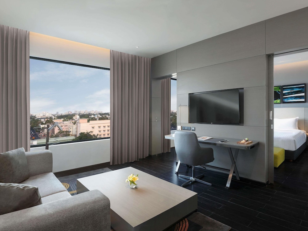 SUITE DE LUJO CON TRASLADO AL AEROPUERTO DE IDA - SALÓN DE ESTAR SEPARADO Y BAÑERA del hotel Novotel Chennai Chamiers Road. Foto 4