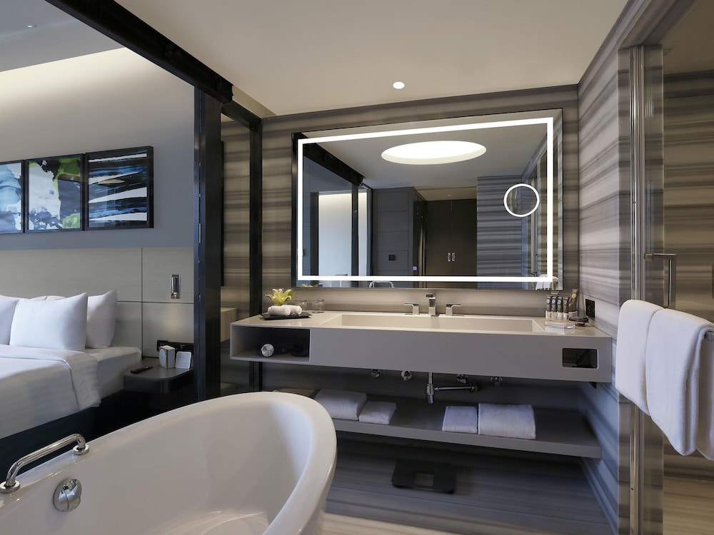SUITE DE LUJO CON TRASLADO AL AEROPUERTO DE IDA - SALÓN DE ESTAR SEPARADO Y BAÑERA del hotel Novotel Chennai Chamiers Road. Foto 5
