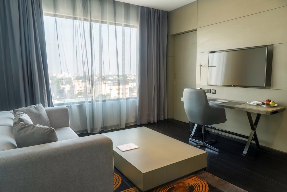 SUITE DE LUJO CON TRASLADO AL AEROPUERTO DE IDA - SALÓN DE ESTAR SEPARADO Y BAÑERA del hotel Novotel Chennai Chamiers Road. Foto 7