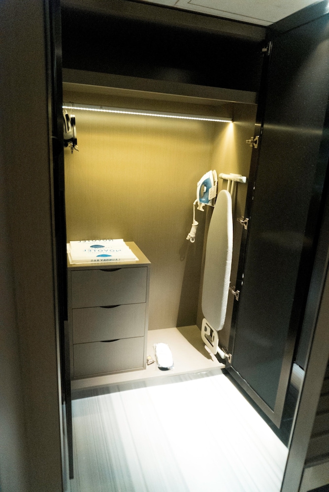 SUITE DE LUJO CON TRASLADO AL AEROPUERTO DE IDA - SALÓN DE ESTAR SEPARADO Y BAÑERA del hotel Novotel Chennai Chamiers Road. Foto 9