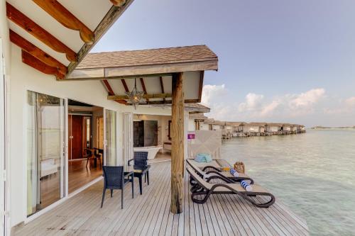 Suite sobre el Agua - Traslados de ida y vuelta gratuitos en lancha rápida para estancias de 7 noches o más, o 50% de descuento en traslados en lancha rápida para estancias de menos de 7 noches (máx. 2 huéspedes). Reserva: 24 feb – 31 oct 2026 | Esta del hotel Cinnamon Dhonveli Maldives. Foto 9