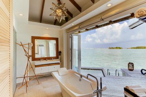 Suite sobre el Agua - Traslados de ida y vuelta gratuitos en lancha rápida para estancias de 7 noches o más, o 50% de descuento en traslados en lancha rápida para estancias de menos de 7 noches (máx. 2 huéspedes). Reserva: 24 feb – 31 oct 2026 | Esta del hotel Cinnamon Dhonveli Maldives. Foto 11