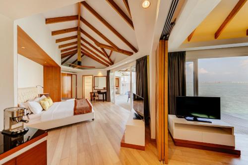 Suite sobre el Agua - Traslados de ida y vuelta gratuitos en lancha rápida para estancias de 7 noches o más, o 50% de descuento en traslados en lancha rápida para estancias de menos de 7 noches (máx. 2 huéspedes). Reserva: 24 feb – 31 oct 2026 | Esta del hotel Cinnamon Dhonveli Maldives. Foto 15