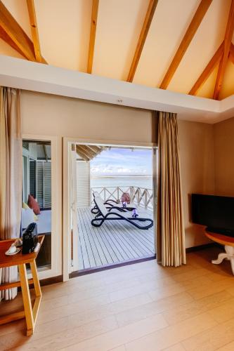 Bungalow sobre el Agua - Traslados de ida y vuelta gratuitos en lancha rápida para estancias de 7 noches o más, o 50% de descuento en traslados en lancha rápida para estancias de menos de 7 noches (máx. 2 huéspedes). Reserva: 24 feb – 31 oct 2026 | E del hotel Cinnamon Dhonveli Maldives. Foto 6