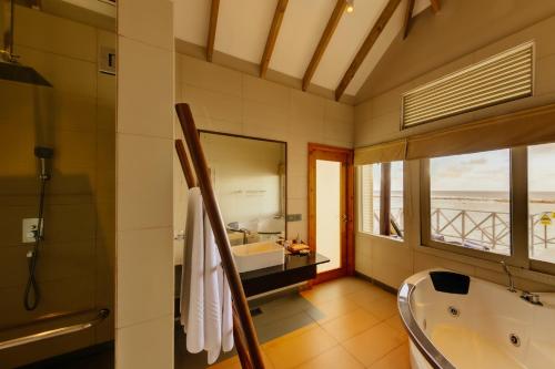 Bungalow sobre el Agua - Traslados de ida y vuelta gratuitos en lancha rápida para estancias de 7 noches o más, o 50% de descuento en traslados en lancha rápida para estancias de menos de 7 noches (máx. 2 huéspedes). Reserva: 24 feb – 31 oct 2026 | E del hotel Cinnamon Dhonveli Maldives. Foto 7
