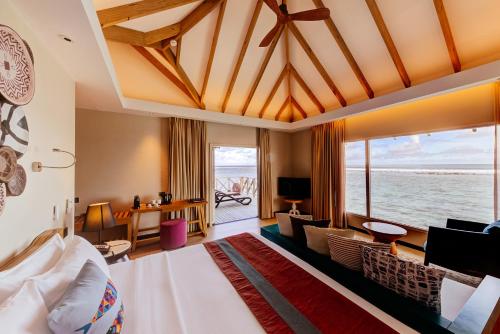 Bungalow sobre el Agua - Traslados de ida y vuelta gratuitos en lancha rápida para estancias de 7 noches o más, o 50% de descuento en traslados en lancha rápida para estancias de menos de 7 noches (máx. 2 huéspedes). Reserva: 24 feb – 31 oct 2026 | E del hotel Cinnamon Dhonveli Maldives. Foto 10