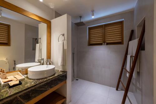 Bungalow Dúplex Jardín - Traslados de ida y vuelta gratuitos en lancha rápida para estancias de 7 noches o más, o 50% de descuento en traslados en lancha rápida para estancias de menos de 7 noches (máx. 2 huéspedes). Reserva: 24 feb – 31 oct 2026 | E del hotel Cinnamon Dhonveli Maldives. Foto 8