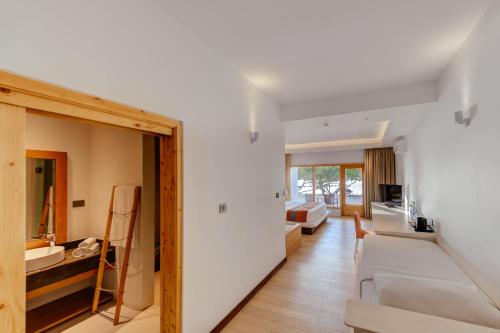 Habitación Superior - Traslados de ida y vuelta gratuitos en lancha rápida para estancias de 7 noches o más, o 50% de descuento en traslados en lancha rápida para estancias de menos de 7 noches (máx. 2 huéspedes). Reserva: 24 feb – 31 oct 2026 | Esta del hotel Cinnamon Dhonveli Maldives. Foto 2