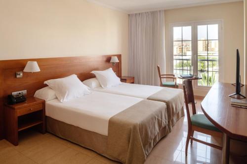 Habitación Triple Estándar del hotel Checkin Diamar