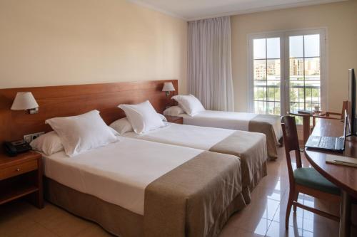 Habitación Triple Estándar del hotel Checkin Diamar. Foto 5