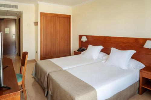 Habitación Triple Estándar del hotel Checkin Diamar. Foto 3