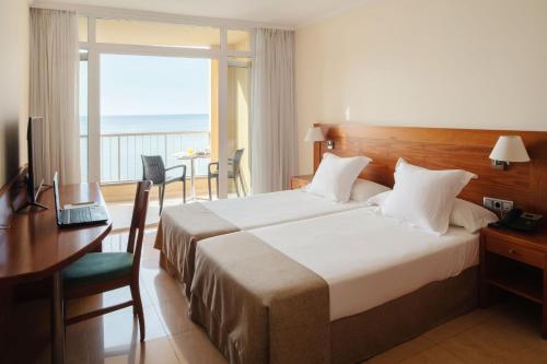 Habitación Triple con vistas al mar del hotel Checkin Diamar
