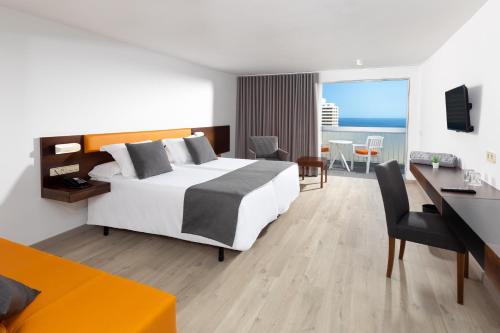 Family Room with Balcony del hotel Atlantic El Tope. Foto 1
