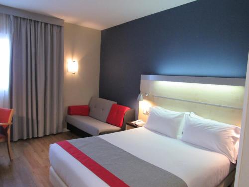 Habitación Estándar con cama grande - Desayuno gratuito del hotel Holiday Inn Express Madrid-alcobendas, An Ihg. Foto 1