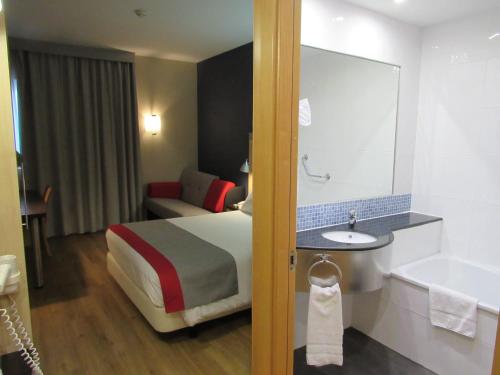 Habitación Familiar con sofá cama y desayuno gratuito del hotel Holiday Inn Express Madrid-alcobendas, An Ihg