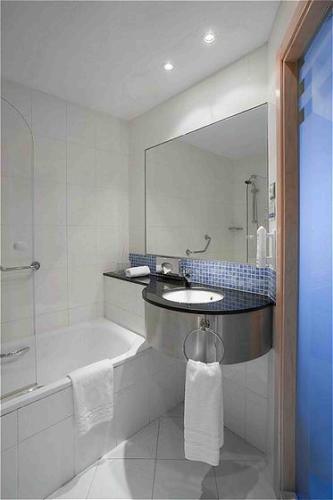 Habitación Familiar con sofá cama y desayuno gratuito del hotel Holiday Inn Express Madrid-alcobendas, An Ihg. Foto 4