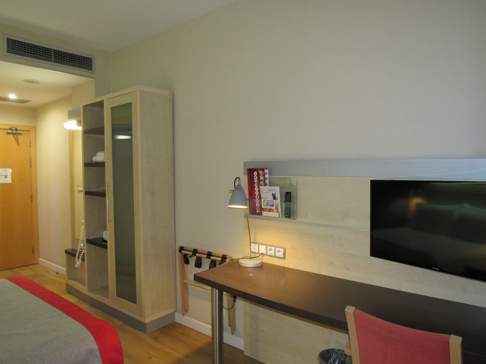 Habitación estándar, 1 cama de matrimonio con sofá cama del hotel Holiday Inn Express Madrid-alcorcón, An Ihg. Foto 4