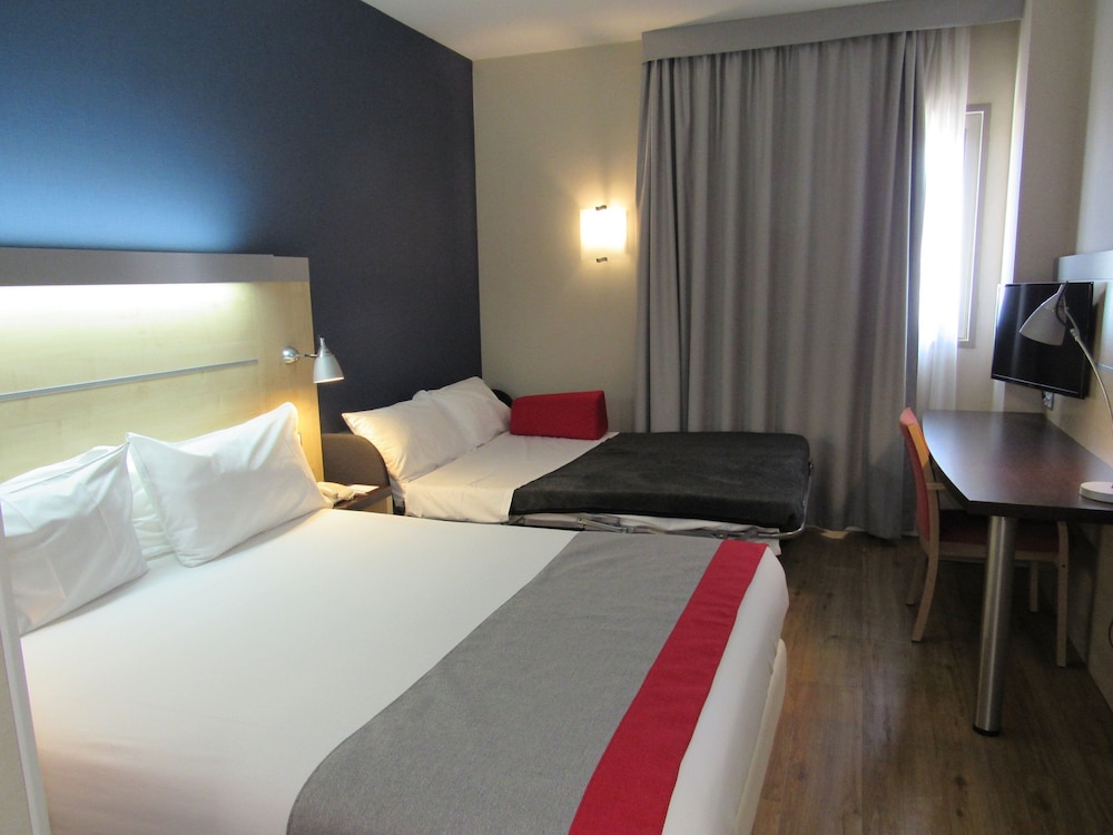 Habitación estándar, 1 cama de matrimonio con sofá cama del hotel Holiday Inn Express Madrid-alcorcón, An Ihg. Foto 5