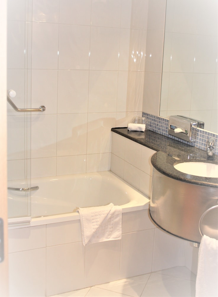 Habitación estándar, 2 camas individuales (Free Breakfast) del hotel Holiday Inn Express Barcelona - Molins De Rei, An Ihg. Foto 8