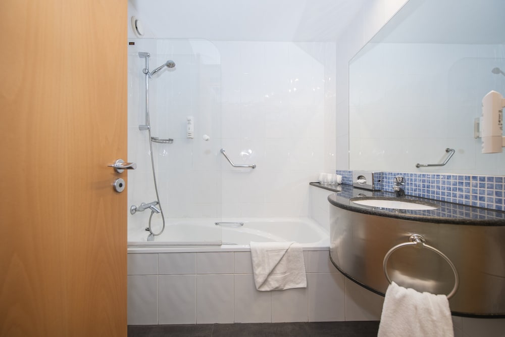 Habitación estándar, 2 camas individuales (Free Breakfast) del hotel Holiday Inn Express Barcelona - Molins De Rei, An Ihg. Foto 10