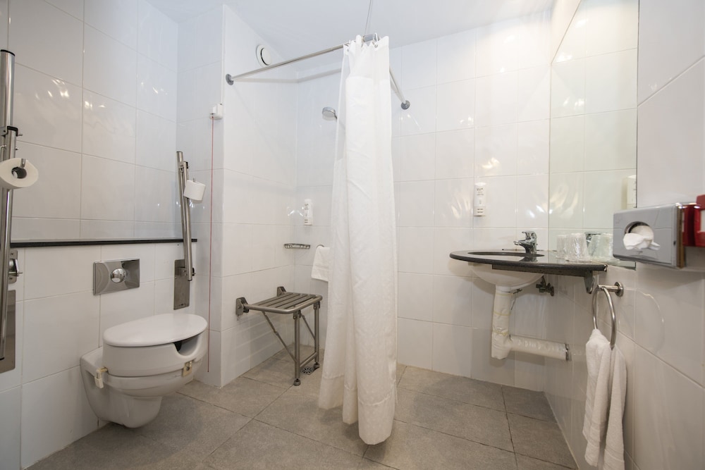 Habitación estándar, 2 camas individuales, accesible para personas con discapacidad (Free Breakfast) del hotel Holiday Inn Express Barcelona - Molins De Rei, An Ihg. Foto 1