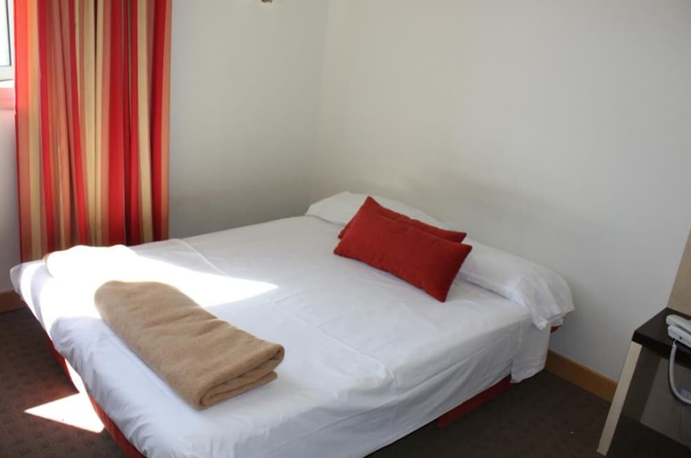 Habitación estándar, 1 cama de matrimonio con sofá cama (Free Breakfast) del hotel Holiday Inn Express Barcelona - Molins De Rei, An Ihg. Foto 1