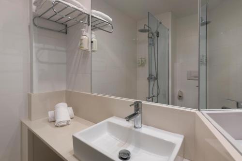 Habitación familiar Vista Jardin 1 Cama queen 1 Cama Individual del hotel B and B Valencia Ciudad de las Ciencias. Foto 3