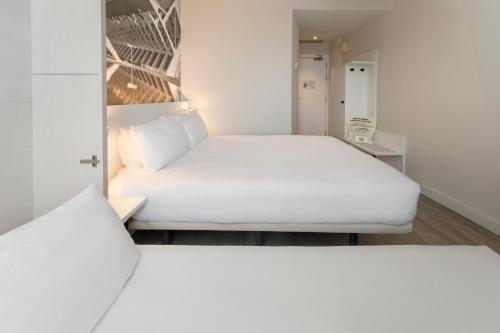 Habitación familiar Vista Jardín 1 Cama Individual 1 Cama doble del hotel B and B Valencia Ciudad de las Ciencias. Foto 3