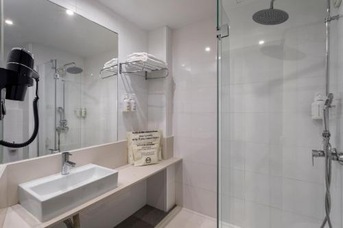 Habitación Doble Superior del hotel B and B Valencia Ciudad de las Ciencias. Foto 9