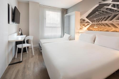 Habitación familiar Vista Jardin 1 Cama queen 1 Cama Individual del hotel B and B Valencia Ciudad de las Ciencias. Foto 4