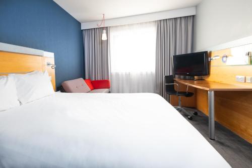 Habitación Doble Estándar con sofá cama y desayuno caliente gratuito del hotel Holiday Inn Express Stevenage, An Ihg