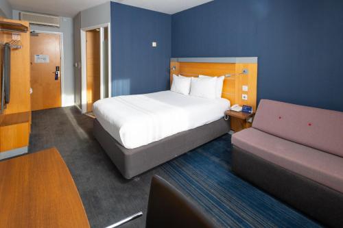 Habitación Doble Estándar con sofá cama y desayuno caliente gratuito del hotel Holiday Inn Express Stevenage, An Ihg. Foto 1