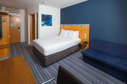 Habitación Doble Estándar con sofá cama y desayuno caliente gratuito del hotel Holiday Inn Express Stevenage, An Ihg. Foto 2