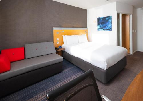 Habitación Doble Estándar con sofá cama y desayuno caliente gratuito del hotel Holiday Inn Express Stevenage, An Ihg. Foto 5