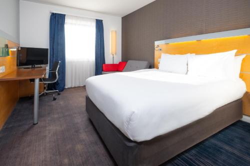 Habitación Doble Estándar con sofá cama y desayuno caliente gratuito del hotel Holiday Inn Express Stevenage, An Ihg. Foto 6