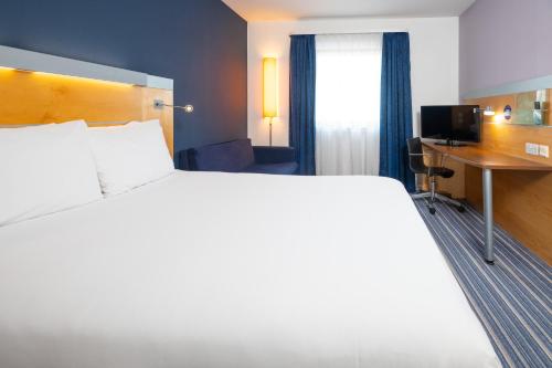 Habitación Doble Estándar con sofá cama y desayuno caliente gratuito del hotel Holiday Inn Express Stevenage, An Ihg. Foto 7