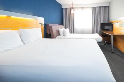 Habitación Doble Estándar con sofá cama y desayuno caliente gratuito del hotel Holiday Inn Express Stevenage, An Ihg. Foto 8