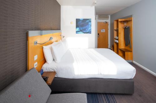 Habitación doble estándar con desayuno caliente gratuito del hotel Holiday Inn Express Stevenage, An Ihg. Foto 3