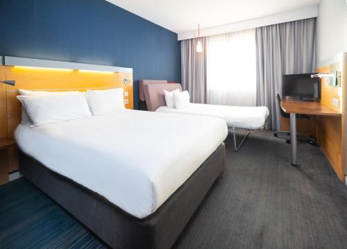 Habitación Doble Estándar con sofá cama del hotel Holiday Inn Express Stevenage, An Ihg. Foto 9
