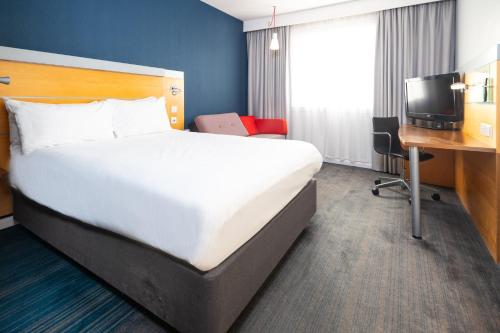 Habitación Doble Estándar con sofá cama del hotel Holiday Inn Express Stevenage, An Ihg. Foto 11