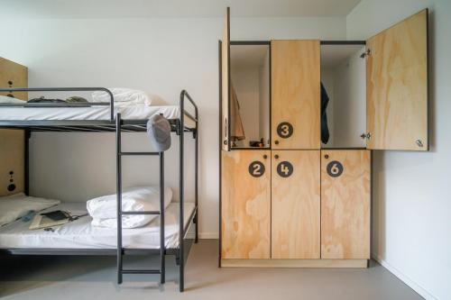 Cama en habitación compartida mixta de 6 camas del hotel Via Amsterdam. Foto 3