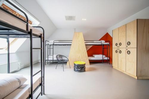 Cama en habitación compartida mixta de 6 camas del hotel Via Amsterdam. Foto 4