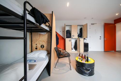 Cama en habitación compartida mixta de 6 camas del hotel Via Amsterdam. Foto 5