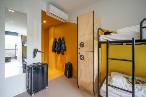 Cama en habitación compartida mixta de 8 camas del hotel Via Amsterdam. Foto 4
