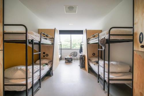 Cama en habitación compartida mixta de 8 camas del hotel Via Amsterdam. Foto 5