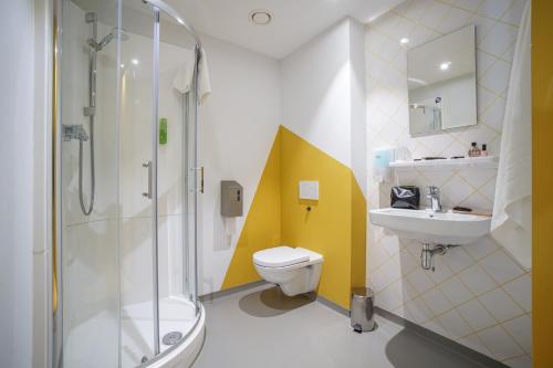 Cama en habitación femenina compartida de 4 camas del hotel Via Amsterdam. Foto 2