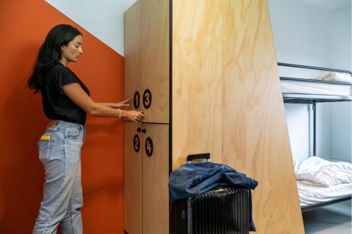 Cama en habitación femenina compartida de 4 camas del hotel Via Amsterdam. Foto 6