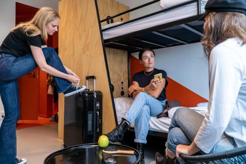 Cama en habitación femenina compartida de 4 camas del hotel Via Amsterdam. Foto 7