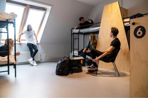 Habitación Privada Dormitorio de 6 Camas con Baño Privado del hotel Via Amsterdam. Foto 4
